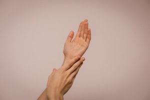 Lire la suite à propos de l’article Xanthélasma : 7 Remèdes de Grand-Mère pour Effacer les Plaques Jaunes Naturellement