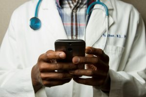 Lire la suite à propos de l’article Combien Gagne un Thanatopracteur en 2025 ? Salaire, Formation et Réalités du Métier