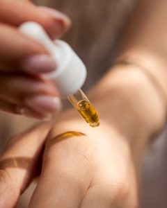 Lire la suite à propos de l’article Huile essentielle ravintsara : le guide complet pour comprendre et utiliser cet allié de l’hiver
